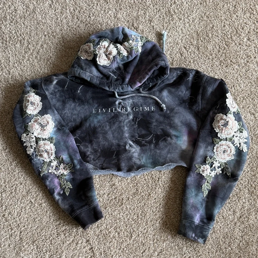 Civil Regime Floral Embroidered Cropped Hoodie - Picture 4 of 8
